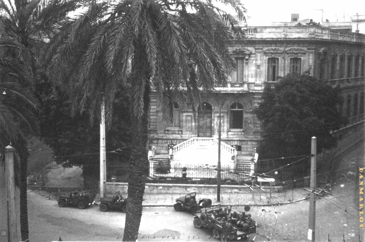 MH b- 089- Place Kleber et prefecture- Barbeles.JPG